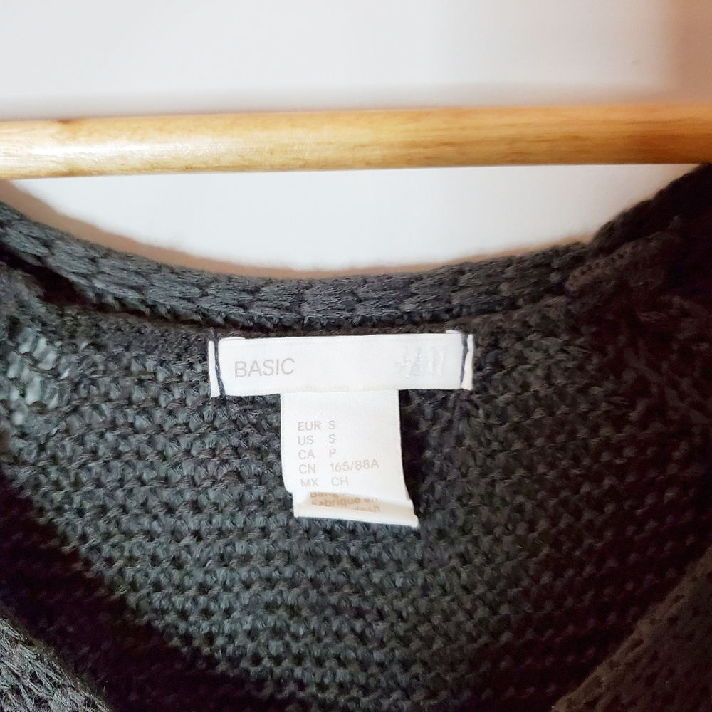 H&M Basic Knit Sweater Size Small - Picture 2 of 3